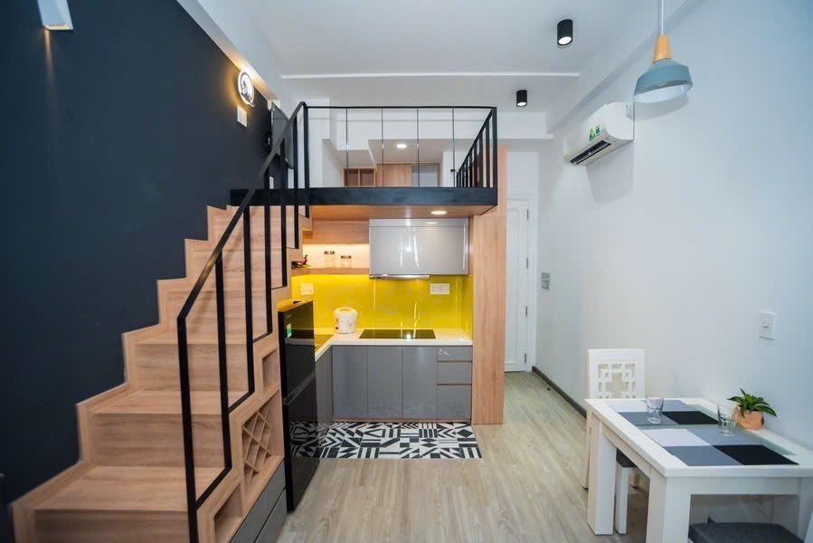 Căn hộ duplex có gác lửng và bếp dưới cầu thang