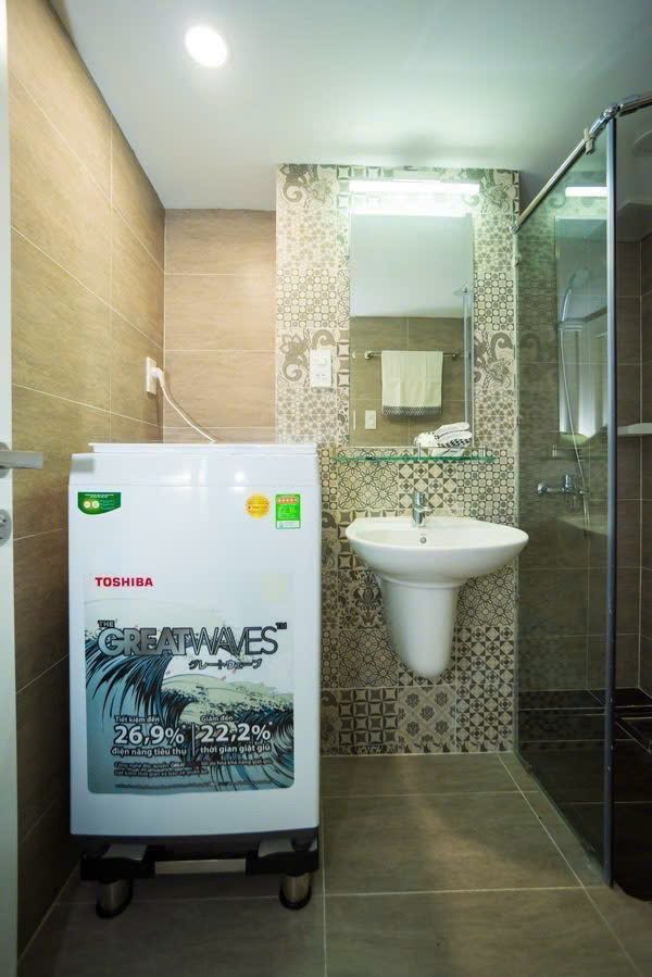 Máy giặt riêng đặt trong phòng tắm căn hộ