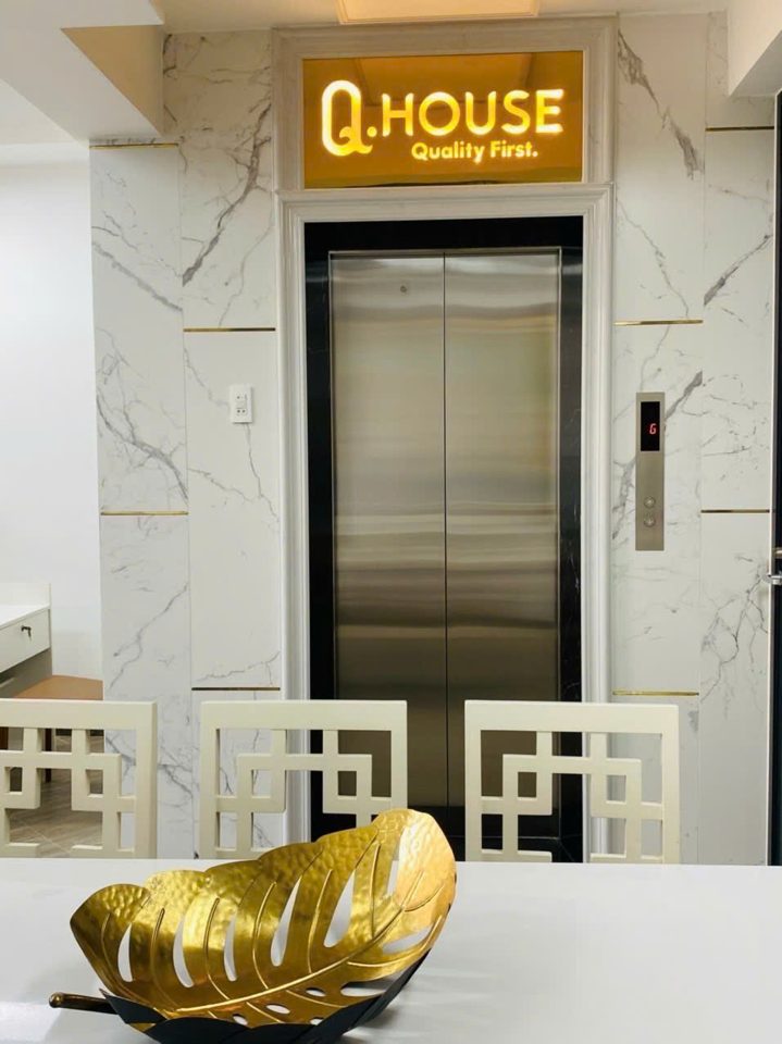 Sảnh thang máy tòa nhà căn hộ dịch vụ