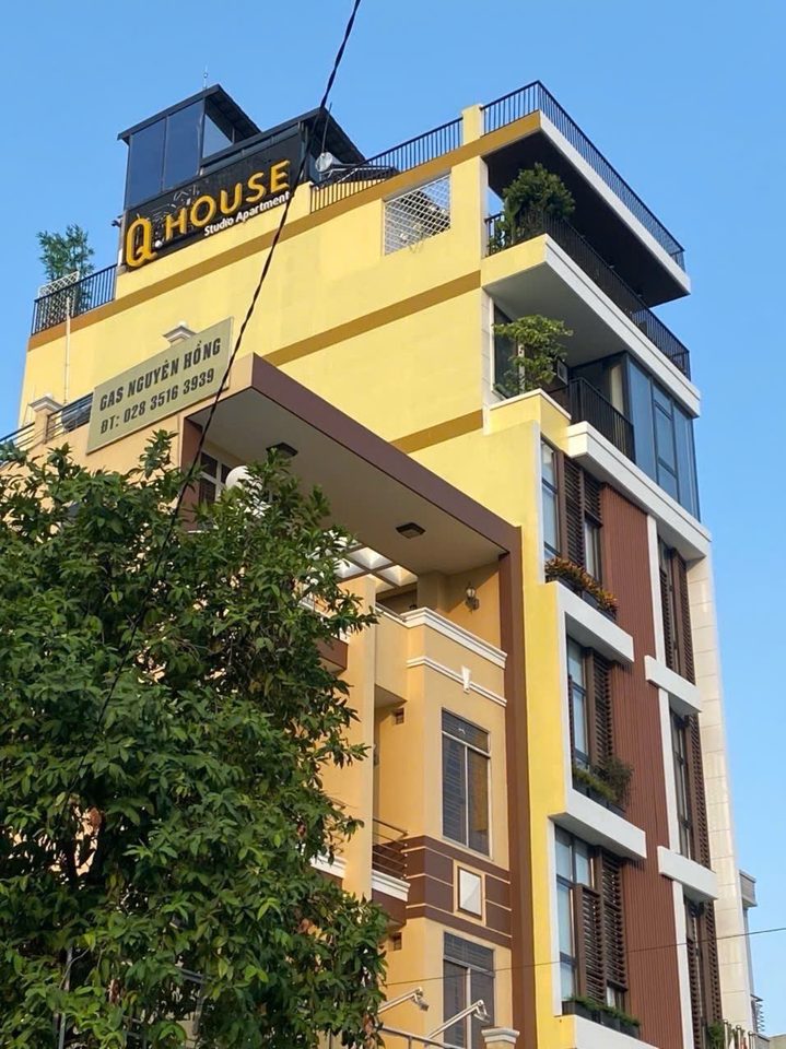 Tòa nhà QHouse ở đường Nguyên Hồng, Bình Thạnh